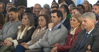 Juan Grabois, junto a Juliana Di Tullio, Cecilia Moreau, Eduardo "Wado" de Pedro, Verónica Magario y Sergio Ziliotto, durante la inauguración del gasoducto de Vaca Muerta