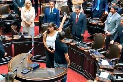 Juan Grabois levantó tres dedos hacia el palco donde se encontraban Javier y Karina Milei en alusión al escándalo por el cobro de coimas en la Andis