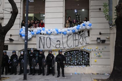 Juan Grabois participó de la toma del Instituto Perón, en la calle Austria
