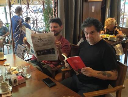 Juan Grabois y Andrés Calamaro en Caffe Tabac