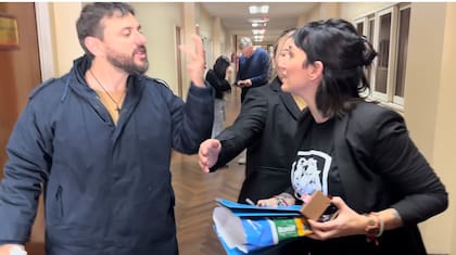 Juan Grabois y Leila Gianni discutieron en un pasillo de los tribunales de Comodoro Py después de la audiencia judicial en la que se enfrentaron
