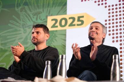 Juan Grabois y Máximo Kirchner en un encuentro en el que el dirigente social reconoció que Cristina le pidió que "baje dos cambios"