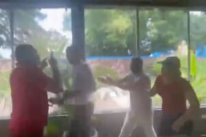 Tensión en Venezuela: militantes chavistas agredieron a Guaidó en un restaurante