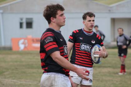 Juan Harttig, de Old Reds, con la pelota