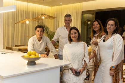 Juan Ibarguren, intendente de Pinamar, junto a Rubén Rodriguez, socio de BMA Arquitectos, y las interioristas Barbara Casal y Maria del Pilar González.