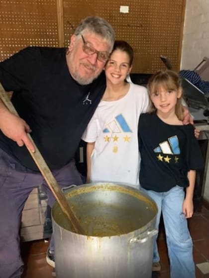 Juan Icardi el 25 de mayo de 2025 junto a sus dos nietas