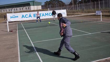 Juan Ignacio Chela y Mariano Zabaleta compartieron una mañana de tenis con los internos de la Complejo Federal Penitenciario Numero 2