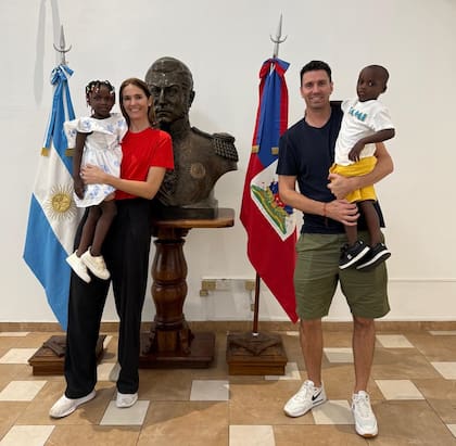 Juan Ignacio Chela y su esposa, Verónica Alonso, en la embajada argentina en Haití, con Ayson y Milove, los hermanitos que adoptaron