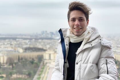 Juan Ignacio Deluchi en lo más alto de la torre Eiffel