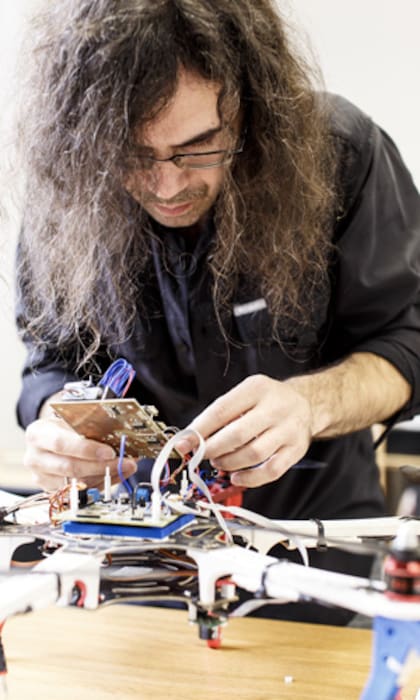 Juan Ignacio Giribet, investigador del Conicet, desarrolló el  primer cerebro de dron made in Argentina.
