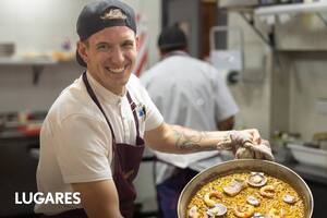 El chef argentino que conquistó España con su paella y tiene un restaurante dedicado a este plato