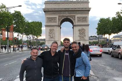 Juan Ignacio Londero con su equipo de trabajo, en el Arco del Triunfo, en París: el preparador físico Roberto Maccione, el entrenador Andrés Schneiter y el manager Agustín Caceras