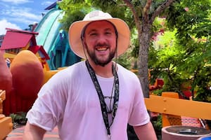 Viajó por todo el mundo con $200.000 y ahora lo investigan por presunta estafa