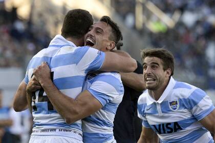 Juan Imhoff celebra, en el centro de la escena, con Emiliano Boffelli y Juan Cruz Mallia; el wing es una de los jugadores que tendrán descanso