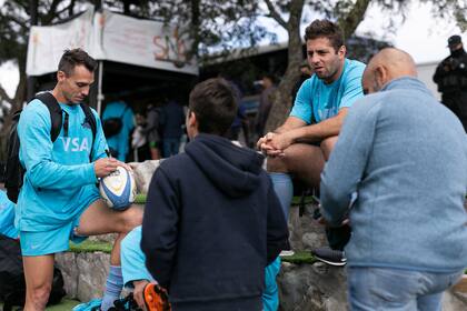 Juan Imhoff firmando autógrafos: vuelve a ser titular después de un año