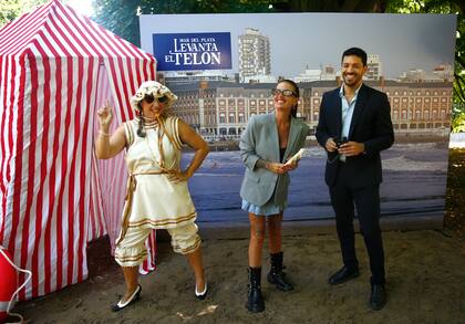 Juan Ingaramo se lleva los laureles como "el más fachero del verano", el actor y cantante comparte el protagónico de Pretty Woman con Flor Peña, mientras descansa alejado de la ciudad junto a su pareja Violeta Urtizberea y Lila, la hija de ambos nacida en 2019