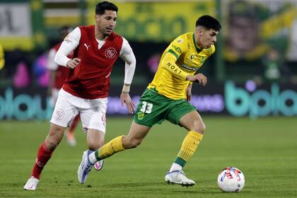 Juan Insaurralde persigue a Tomás Galván, como el Rojo persigue a cada vez más equipos en la tabla de posiciones.