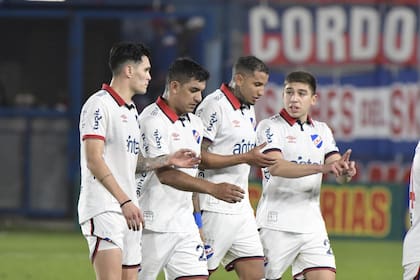 Juan Izquierdo junto a sus compañeros en Nacional