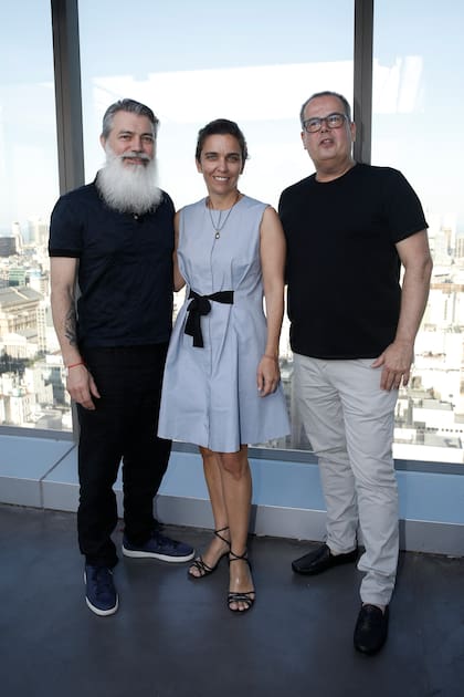 Juan José Cattaneo, Violeta Quesada, directora de Meridiano, y el coleccionista Andrés Brun.