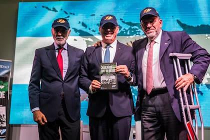 Juan José Gómez Centurión, Guillermo Lobo y el autor Javier Sánchez de la Puente en la sala José Hernández de la Feria del Libro de Buenos Aires.