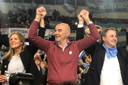 Gustavo Alvarez, a la derecha, pidió votar por Mauricio Macri y María Eugenia Vidal