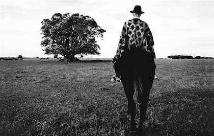Juan José Güiraldes, en San Antonio de Areco, en una toma de 1995