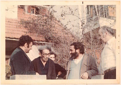 Juan José Saer, durante una visita a su admirado Juanele Ortiz (centro), en la casa paranaense del autor de En el aura del sauce