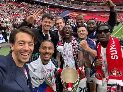 Juan José Sartori en los festejos de la vuelta de Sunderland a la Premier League