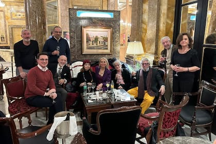 Juan José Sebreli celebró ayer sus 93 años con amigos en el Lobby Bar del Alvear