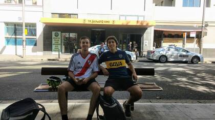 Juan junto a otro argentino en Sídney, con quien trabajó como delivery: la pasión por el fútbol la llevó a todos lados