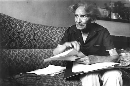 Juan L. Ortiz, en su casa