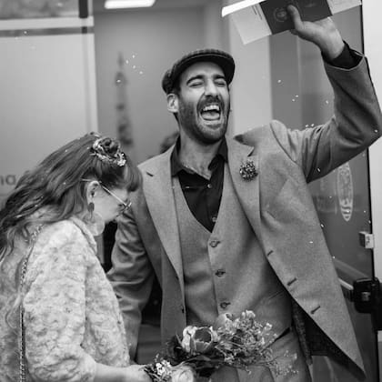 Juan Lecuna, hijo de Georgina Barbarossa, y su novia Lucy, protagonistas de una estampa clásica luego de un casamiento