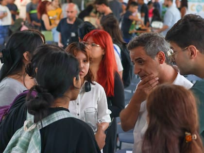 Juan Luciani, Brand Ambassador de Fratelli Branca y experto en el rubro gastronómico, conversó con los vecinos de los aspectos correspondientes al programa de formación que cuenta con aval académico.