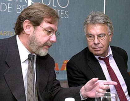 Juan Luis Cebrián, ex director del diario El País, junto a Felipe González 