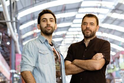 Juan Luis González y Diego Genoud en el Mercado de Pulgas, en Colegiales