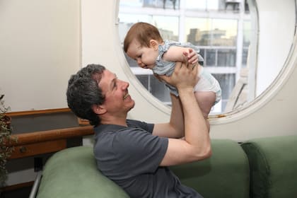 Juan Luppi junto a su beba de cinco meses, Pampa