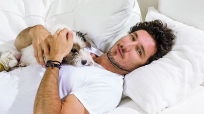 Juan malcría a Osvaldo, su Jack Russell Terrier de cinco meses que se fracturó la tibia y se quebró los dedos de una pata trasera en un accidente. El cachorro tiene su propia cuenta de Instagram –Osvaldo Mónaco–, con más de 27 mil seguidores.