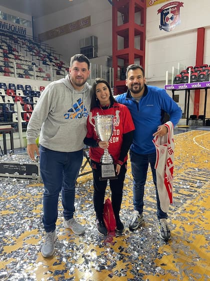 Juan Manuel Cavagliatto, presidente de Instituto (con buzo gris): ambos posando con la copa de campeón