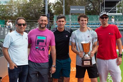 Juan Manuel Cerúndolo, campeón del Challenger de Buenos Aires, rodeado por sus entrenadores Andrés Dellatorre y Juan Ignacio Chela.