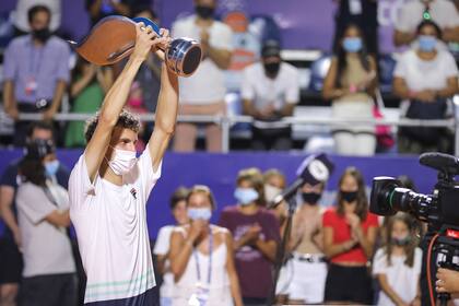 Trofeo en alto para el nuevo ganador argentino en el ATP Tour