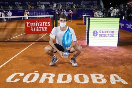 Juan Manuel Cerúndolo cerró su gran semana en Córdoba con su primera corona ATP