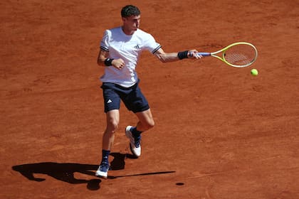 Juan Manuel Cerúndolo lanza su drive desde el fondo de la cancha