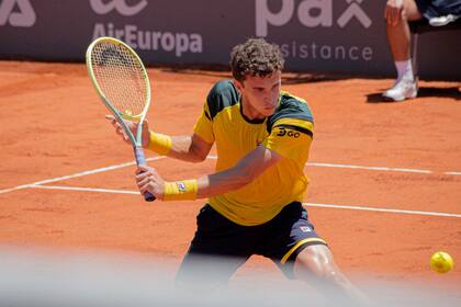 Juan Manuel Cerúndolo prepara la volea; el zurdo sumó el sexto título Challenger de su carrera