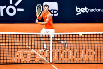 Juan Manuel Cerúndolo sigue pisando fuerte en el Río Open, sobre polvo de ladrillo, la superficie en la que mejor se siente