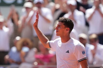 Juan Manuel Cerúndolo viene de dar un batacazo en Roland Garros en detrimento de un disminuido Jannik Sinner y ahora va por una plaza en los octavos de final, frente al español Martín Landaluce.