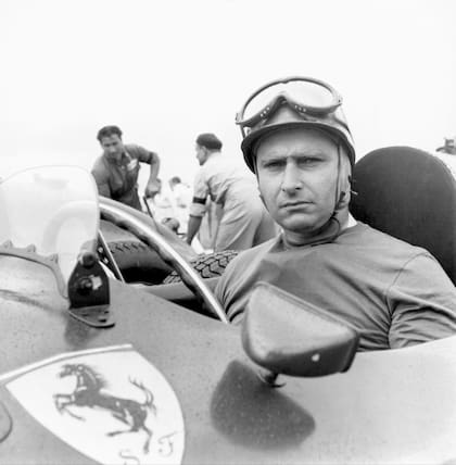 Juan Manuel Fangio al volante de una Ferrari, en 1951. El mítico corredor, que ganó cinco veces la copa del mundo de la Fórmula 1, es considerado uno de los mejores pilotos de automovilismo de todos los tiempos.