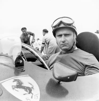 Juan Manuel Fangio al volante de una Ferrari, en 1951. El mítico corredor, que ganó cinco veces la copa del mundo de la Fórmula 1, es considerado uno de los mejores pilotos de automovilismo de todos los tiempos.