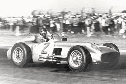 Juan Manuel Fangio le pidió a Juan Domingo Perón un autódromo en Buenos Aires; en la imagen, el célebre automovilista con el auto Flecha de plata