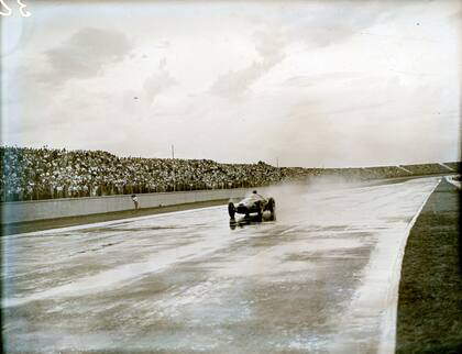 Juan Manuel Fangio, bajo la lluvia, se consagra en la carrera que se corrió en el sentido inverso en el autódromo, en 1954