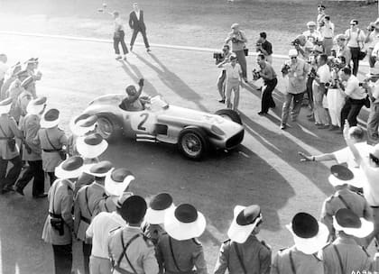Juan Manuel Fangio, con la Flecha de Plata W 196 después de ganar el Gran Premio de la Argentina en Buenos Aires en enero de 1955
FOTO DE DaimlerChrysler